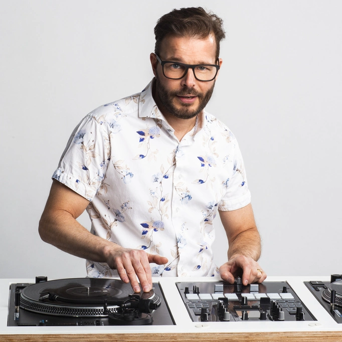 Vinyl DJ Buddy Ventura live met draaitafels op event Vinyl DJ Buddy Ventura draait op draaitafels tijdens een event